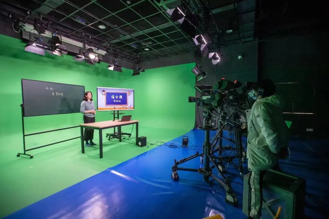 孩子们都带着好奇与喜悦