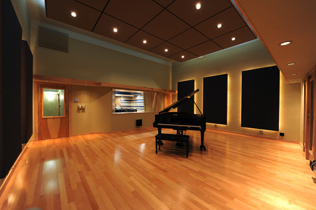 马歇尔MINOR IV耳机则延续了马歇尔品牌的经典设计