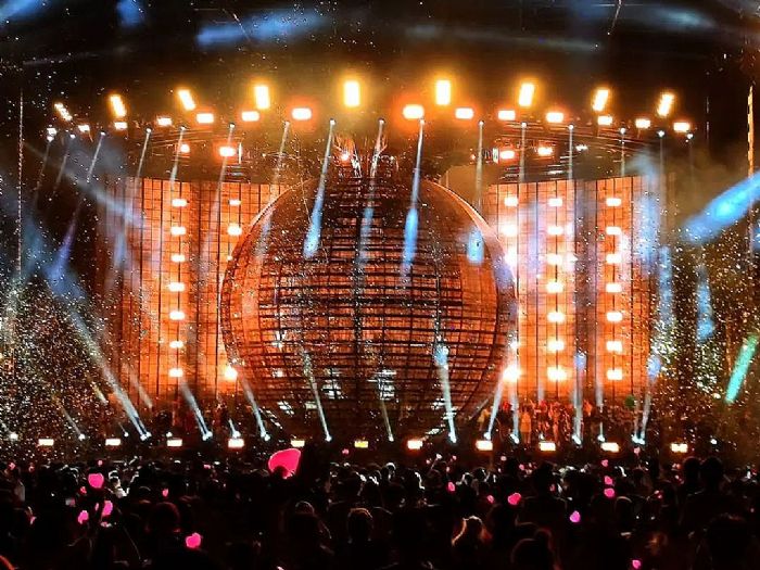 它们整齐排列在舞台上方