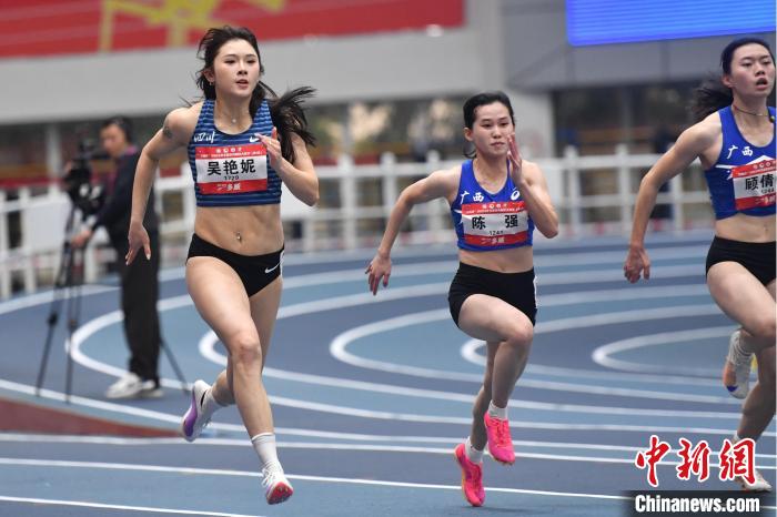 7.64秒夺冠！吴艳妮刷新室