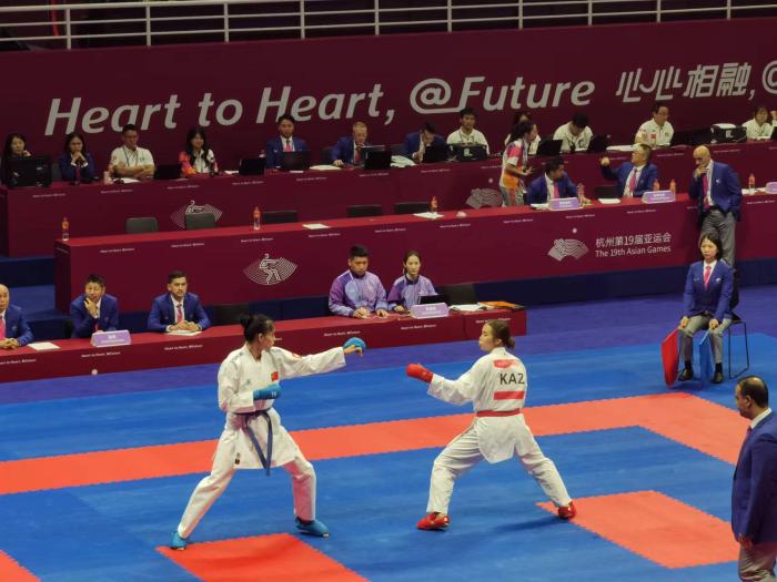 亚运会空手道女子68公斤级：中国00后李巧巧摘金