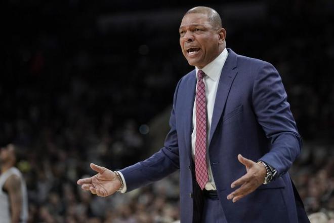 火箭迎战雄鹿争夺季后赛席位 字母哥缺阵成关键