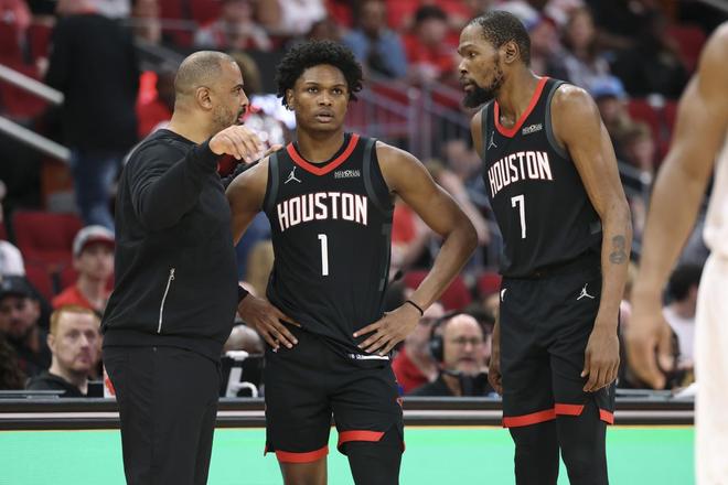 火箭迎战雄鹿争夺季后赛席位 字母哥缺阵成关键